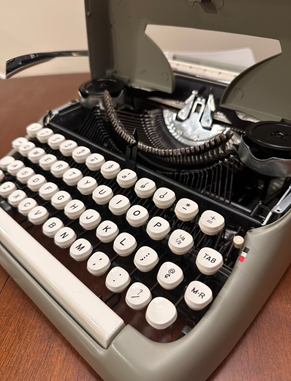 3/4 view of a vintage typewriter.